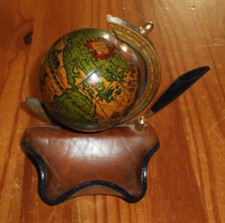 Schreibtisch Stifthalter und Globus auf Lederuntergrund