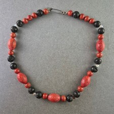 Auffällige Lavastein-Kette mit roten Perlen – Natur pur in Kontrastoptik