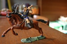 Elastolin Figur Hunne mit Horn zu Pferd  - handbemalt – 7 cm - Reiter - Vintage