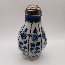 Antiker Delft Salzstreuer mit versilbertem Deckel 1920 Künstler Signatur "RAM"