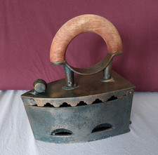 Antikes Bügeleisen Kohlebügeleisen aus Gusseisen mit Holzgriff