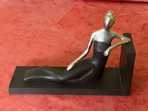 Skulptur liegende diva dame - diva,