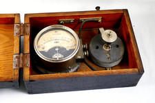 altes Amperemeter mit Potentiometer im Holzkasten