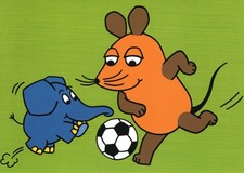 Postkarte "Sendung mit der Maus: Maus und Elefant spielen Fußball"