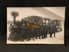 alte Foto-AK Eisenbahn Lok – Feldbahn / Kleinbahn (mehrere Loks) WK1/ WW1