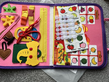 Kleinkind beschäftigt Brett