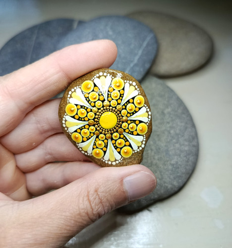 Bemalter stein mandala - stein,, gelb