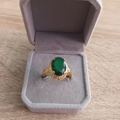 Goldring mit smaragdgrünen