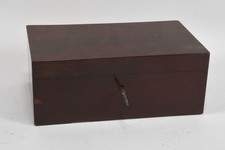 Q43B93- Alte Holzschatulle furniert mit Schlüssel 