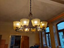 Riesige schmiedeeiserne Lampe mit 10 Glasschirmen, Rittersaal, Burg, Gaststätte