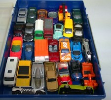 Eine Kiste Spielzeugautos Matchbox unbespielt (1)