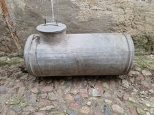 Metallisches Wasserfass mit