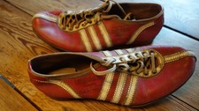 Seltener adidas Tempo Sprintschuh aus den 50ern rot für Sammler
