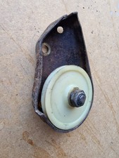 Porsche 914 - Umlenkrolle für Kupplungszug mit Halter, Getriebe - 914 423 255 02