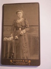 München - stehende Frau im