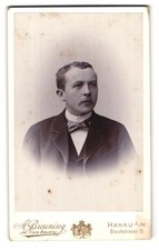 Fotografie A. Breuning, Hanau a. M., Bleichstraße 12, Portrait Herr mit Schnauz 