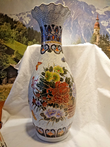 Edle vase mit blumenornamenten - vase,
