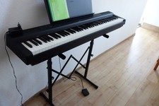 E-Piano Yamaha P-125 88 gewichtete Tasten auf Ständer und mit Pedal