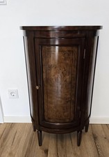 Halbrunde Wohnwand/Kommode, teilweiseaus massivem Nussbraun.