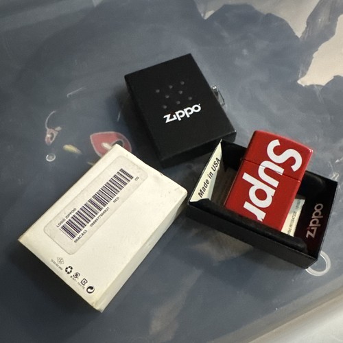 Supreme zippo feuerzeug red - zippo,