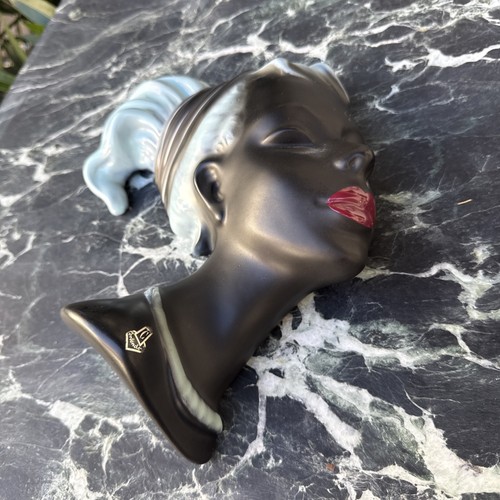 Wandmaske wall mask - /,