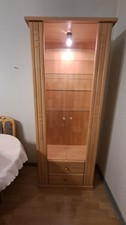 Glasvitrine mit Schubladen und Beleuchtung