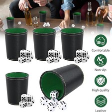 Würfelbecher mit Würfeln