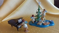 Erzgebirgische Volkskunst Engel am Weihnachtsbaum mit Klavier und Engel