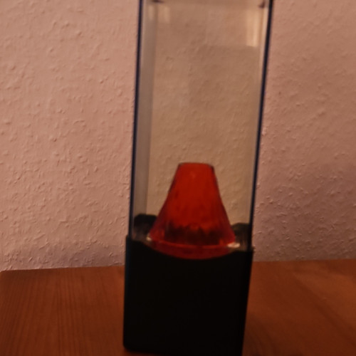 Schwarze lavalampe mit rotem - mit,