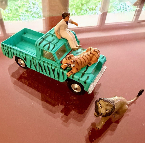 Corgi toys landrover 109 - corgi,