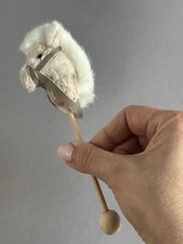 Mini Pferd auf einem Holzstock