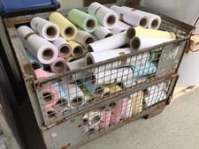 Gitterbox mit Papierrollen