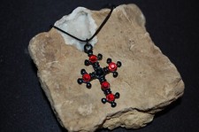Kette mit  Anhänger - Kreuz- Gothic,  Swarovski rot u. schwarz- Unisex - schwarz