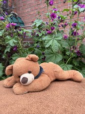 Althans Club Teddy Bär liegend braun 34 cm Kuscheltier Stofftier Halstuch