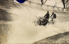 Foto Ak Radrennfahrer auf einer Radrennbahn, Schrittmacher,... - 11364716