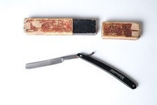 Solingen Rasiermesser „Weltschliff“, 4/8, Rundkopf, mit Schachtel–unrestauriert