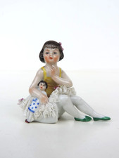 ALTE KLEINE  VOLKSTEDT PORZELLAN FIGUR  MÄDCHEN MIT PUPPE