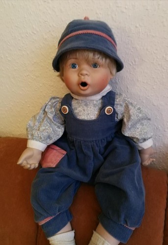 Kleiner junge porzellan - kleiner,