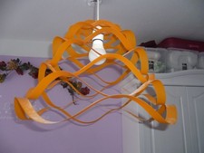 Pendelleuchte mit geschwungenem Lampenschirm Orange