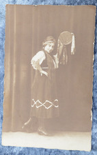 64583 Ross Foto AK Junge Frau mit Indianerschmuck und Trommel