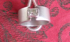 Spannring silberfarben mattiert, mittig mit einem Zirkonia-Stein, Ringgröße 58