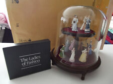 Setzkasten/Kuppel mit 12 kleinen Sammeldamen aus Porzellan m.Zertifikat wie neu