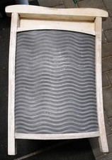 Skiffle-Brett, Altes Wasch/-Rubbelbrett/Rumpel aus Holz und Zinkblech, 100 Jahre