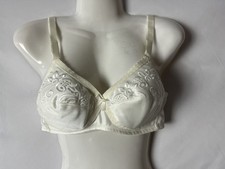 BH creme ohne Bügel von NATURANA Gr. 75 A   (Cups fallen groß aus) NEUWARE