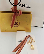 CHANEL VIP  Gift-Taschen/Schlüssel/Handy Anhänger-Neu- Rot Gold-CC Flacon N°5