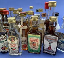 57  Miniaturflaschen Spirituosen Schnaps Likör Sammlung Mini-Flaschen Raritäten 
