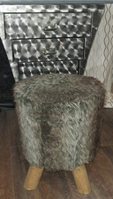 ? Dreibein-Hocker mit Kunstfell – Retro & robust