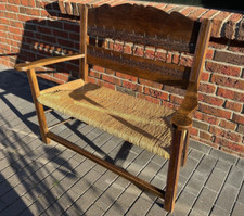 Antike Worpsweder Bank mit schönen Schnitzereien und erneuertem Binsengeflecht