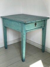 Kleiner schlichter Tisch