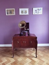 Wunderschöner Phonoschrank mit Grammophon